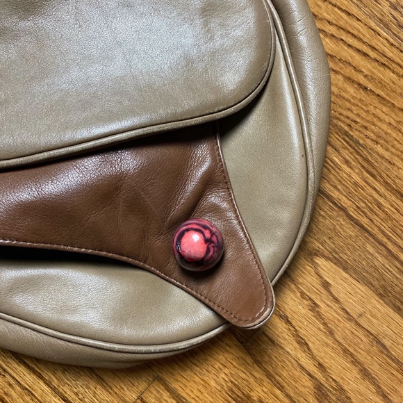 Unique Crossbody - Picture 2 of 6